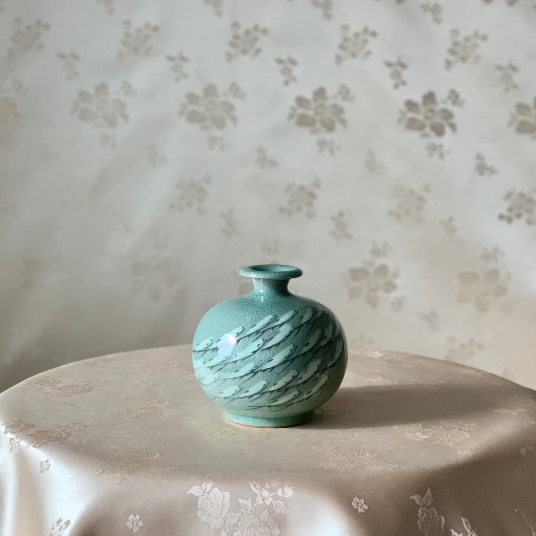 Celadon-Vase mit eingelegten weißen kleinen Fischen (청자 상감 송사리문 호)