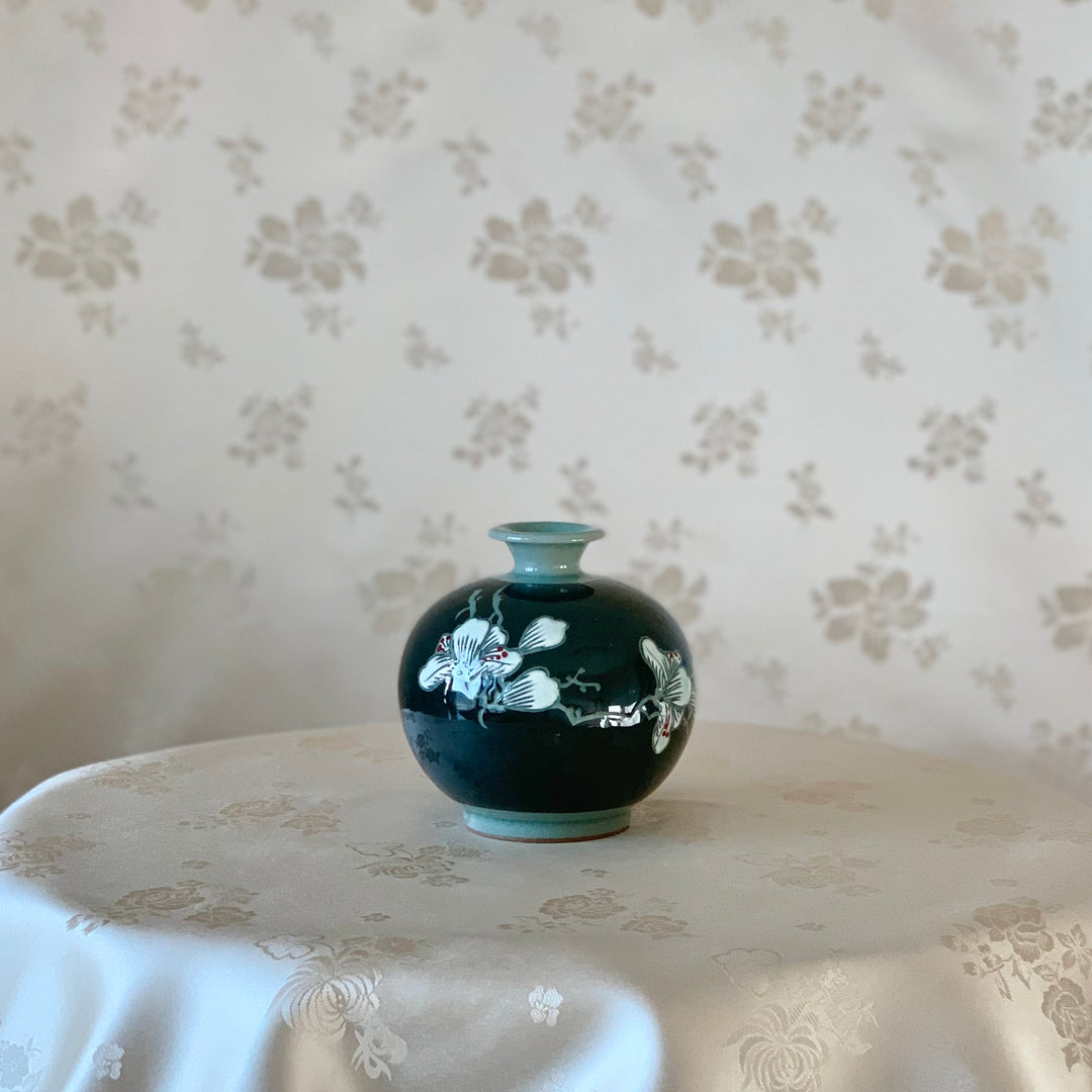 Schwarze Celadon-Vase mit geprägtem Magnolienmuster (청자 흑상감 양각 목련문 호)