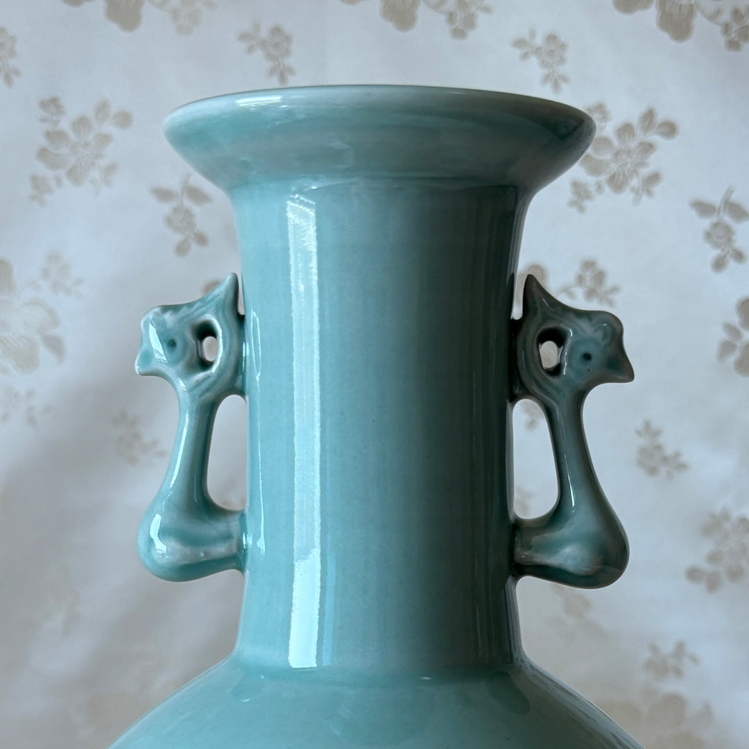 Celadon Vase with Phoenix-Shaped Handless