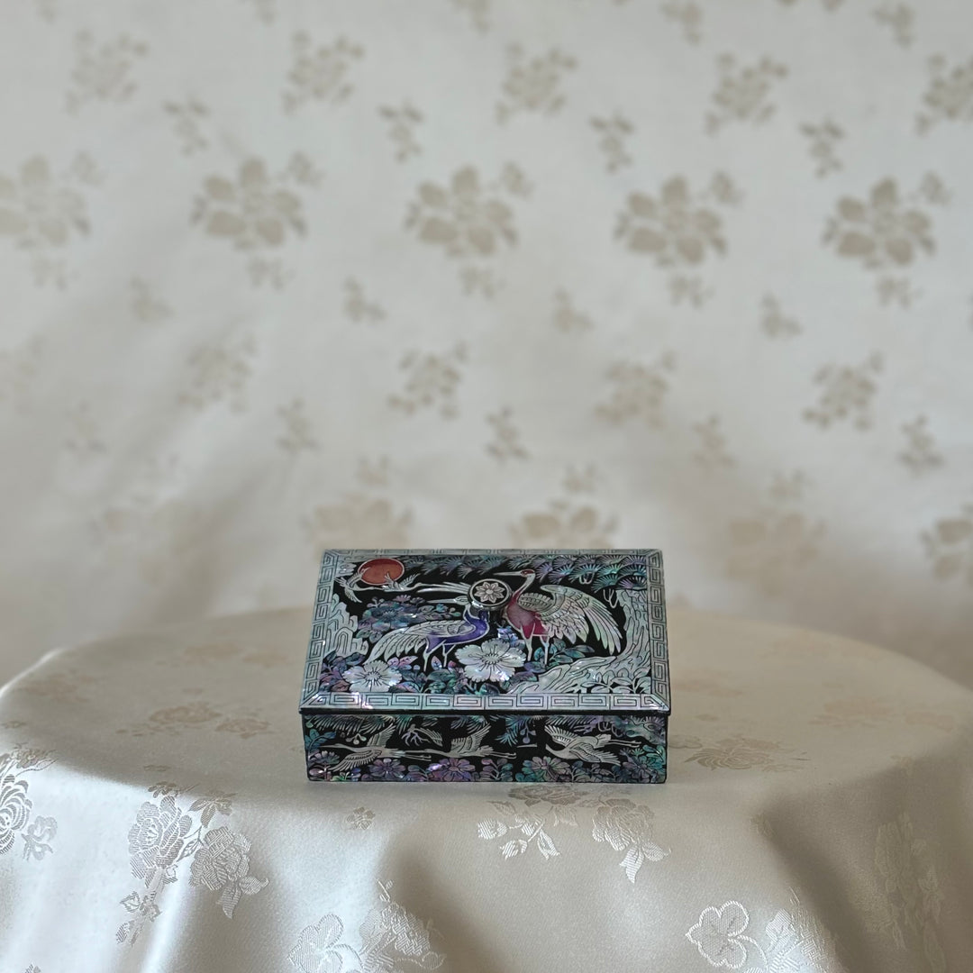 Schmuck- oder Visitenkartenbox aus Perlmutt mit Kranich- und Tannenbaummuster