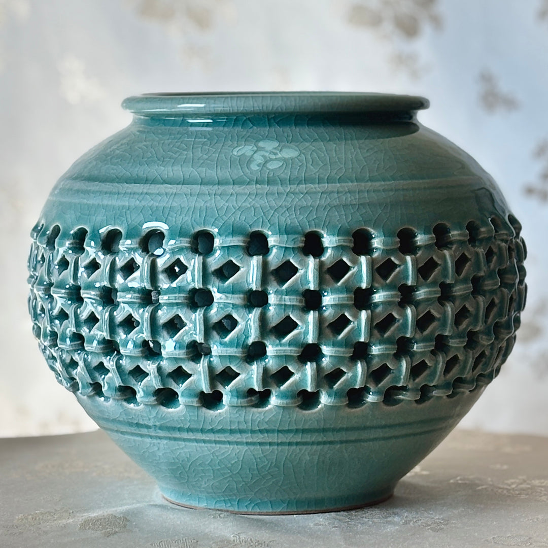 Doppelwandige durchbrochene Vase aus Seladon mit eingelegtem Kranichmuster (청자 상감 학문 이중투각 호)