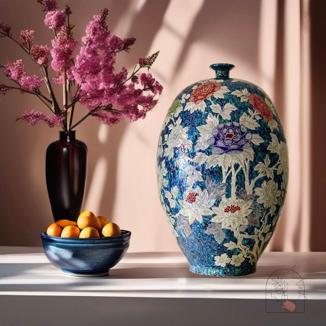 Lange Vase aus Perlmutt mit Schmetterlings- und Pfingstrosenmuster auf blauem Abalone-Hintergrund