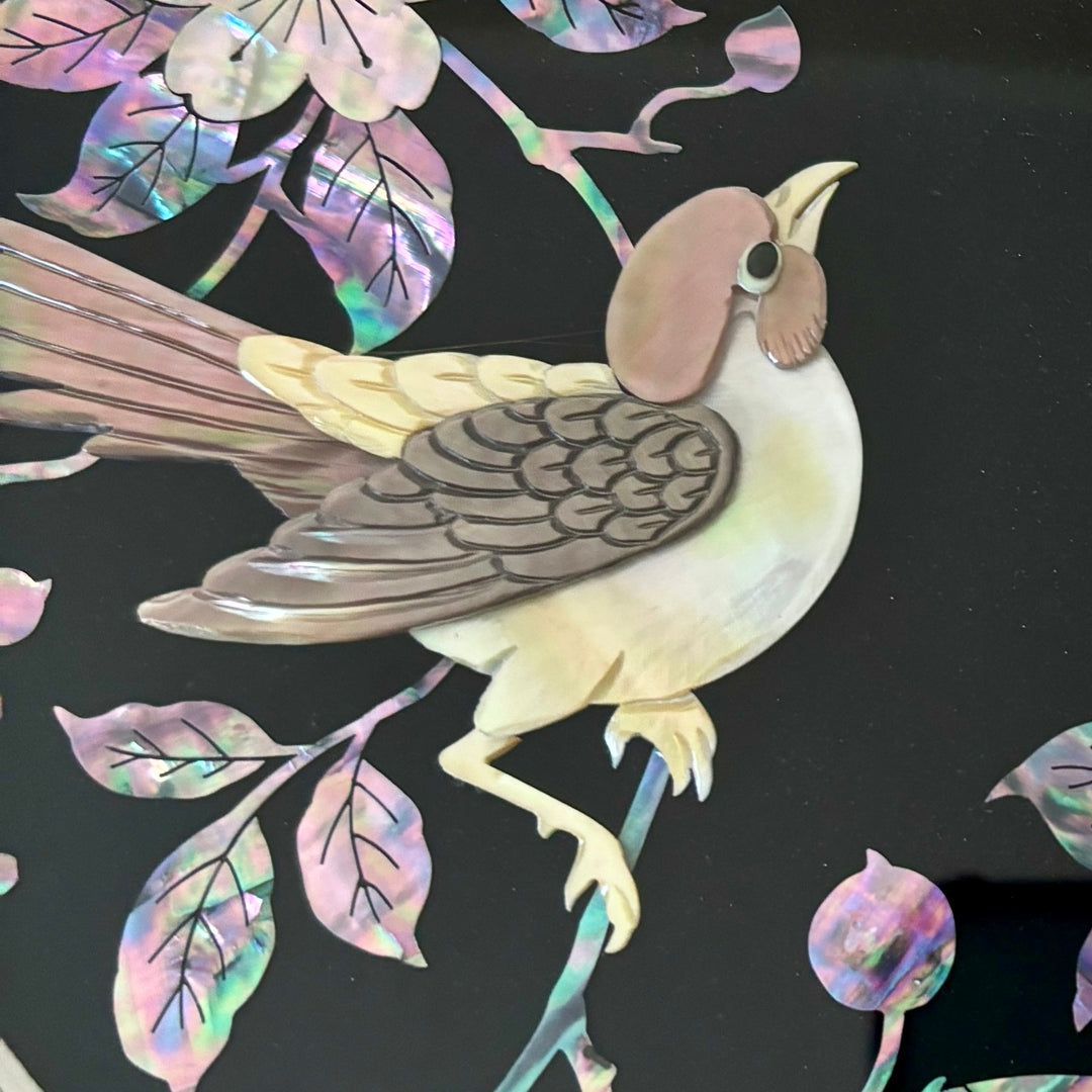 オリジナルの貝殻に梅の花と鳥をデザインした正方形のフレームのマザーオブパールアートワーク