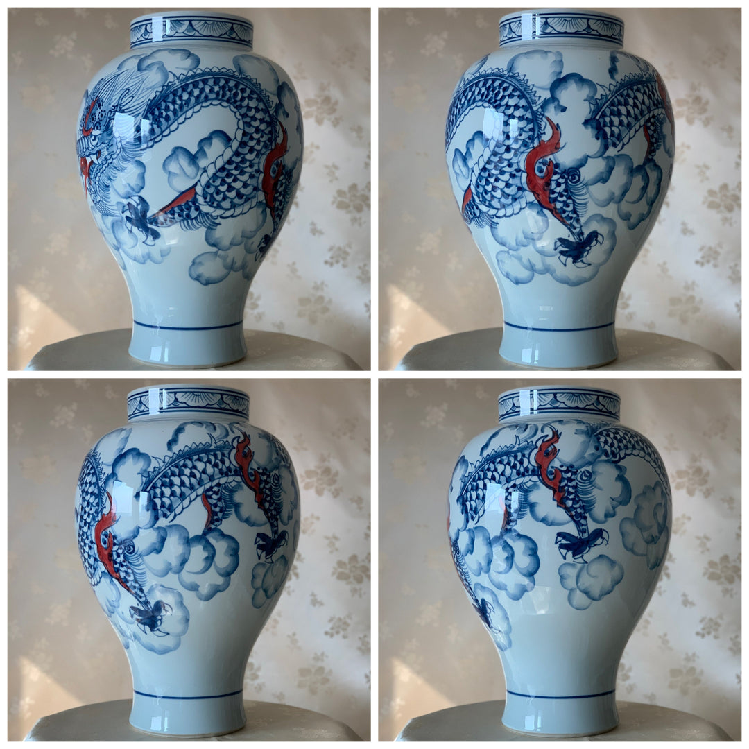 Weiße Porzellanvase mit gezeichnetem Drachen- und Wolkenmuster (백자 청화 용운문 호)