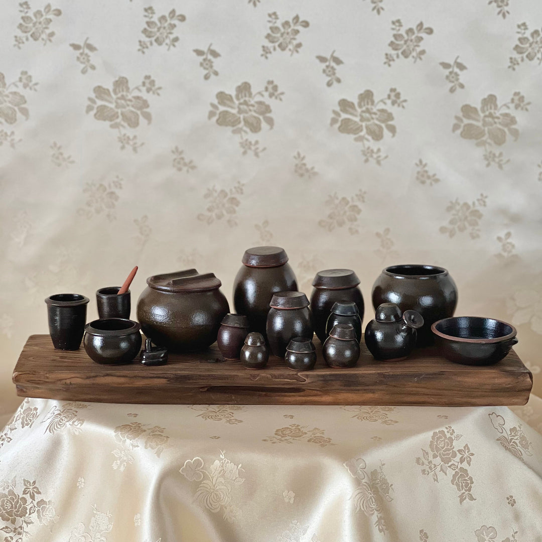 Earthenware (JangDokDae) Miniature Set of 17 Pieces (장독대 미니어쳐 장식 세트)