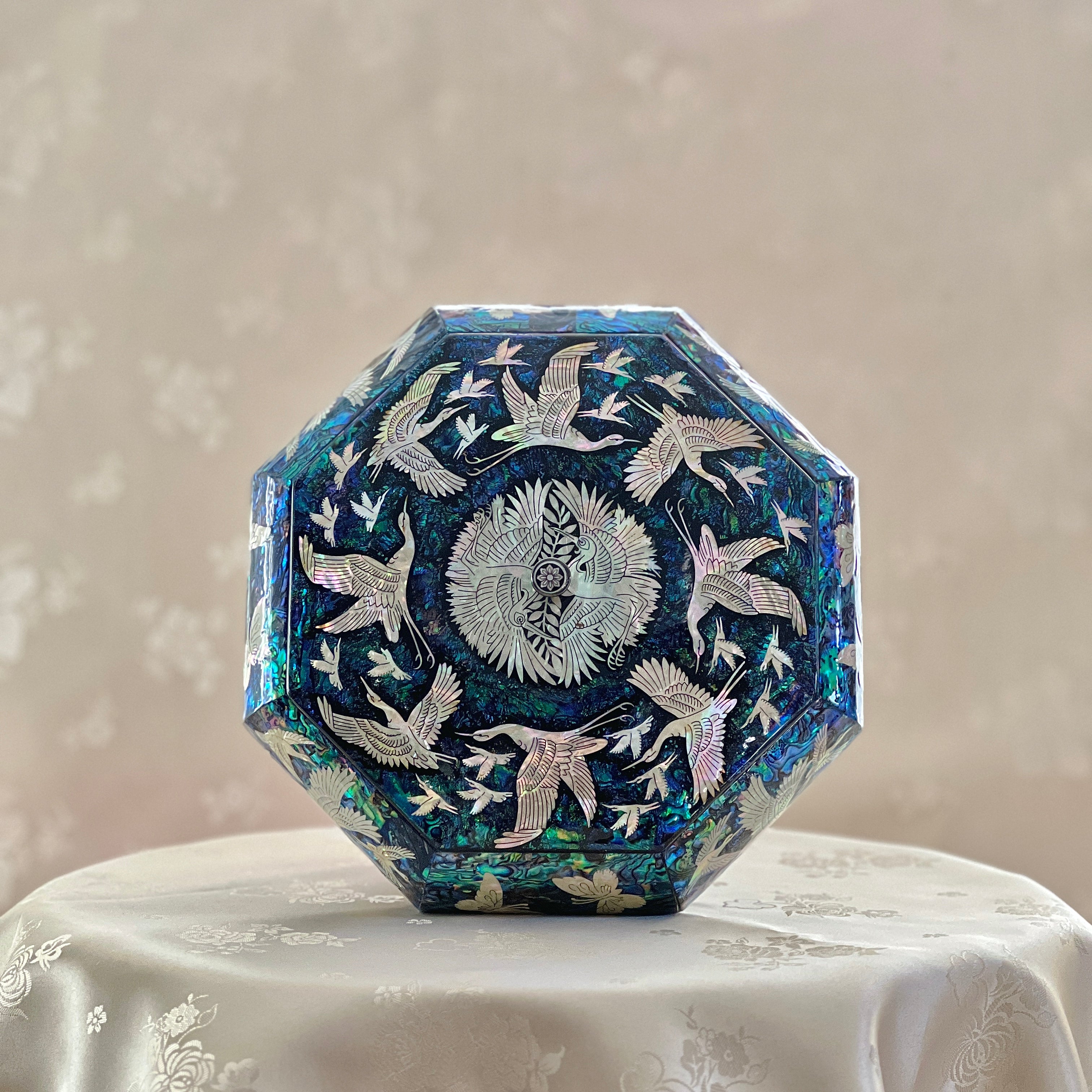 鶴と蝶の模様の螺鈿八角形宝石箱 (자개 호접 학문 팔각 보석