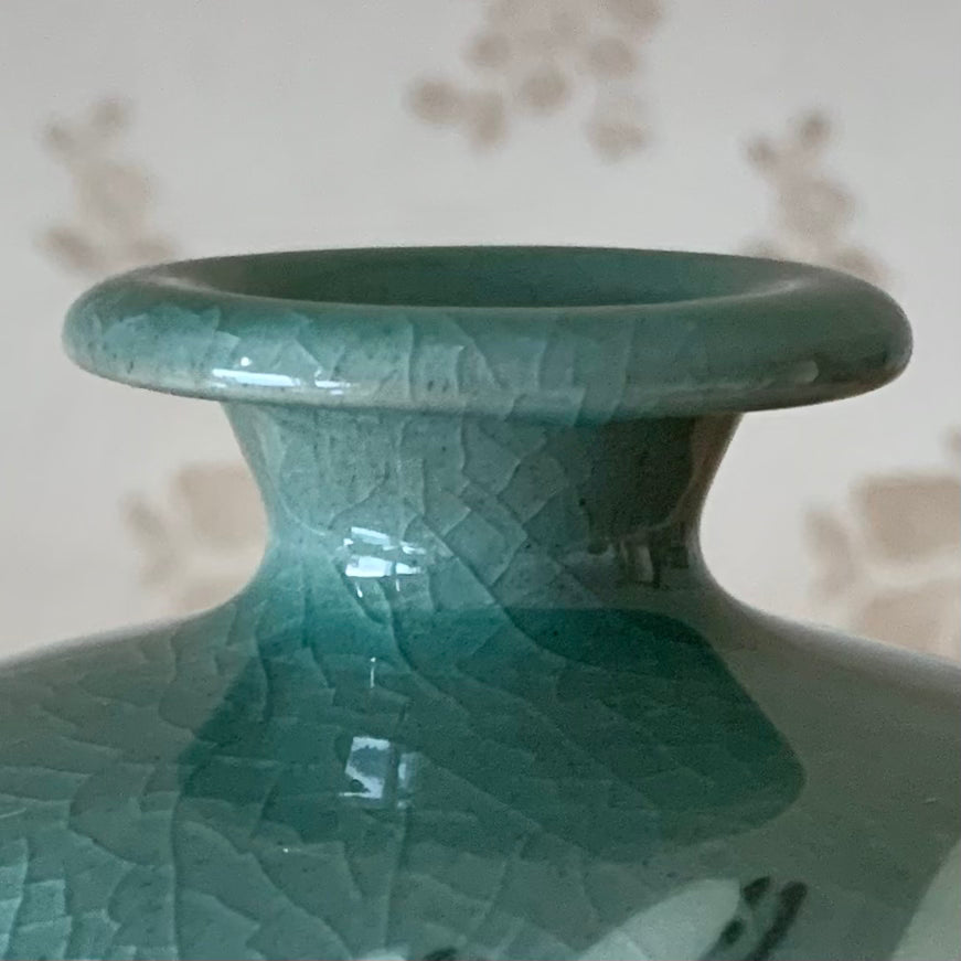 Celadon-Vase mit eingelegten weißen kleinen Fischen (청자 상감 송사리문 호)