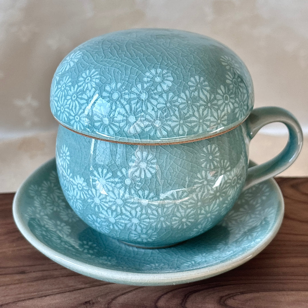 Seladon-Teetasse mit eingelegtem Chrysanthemenmuster