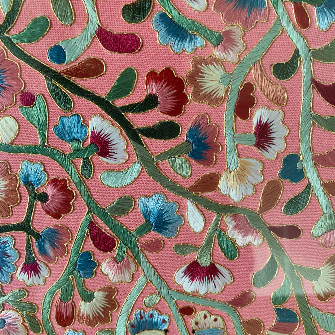 木枠の絹につる模様の刺繍 (자수 당초문 액자)