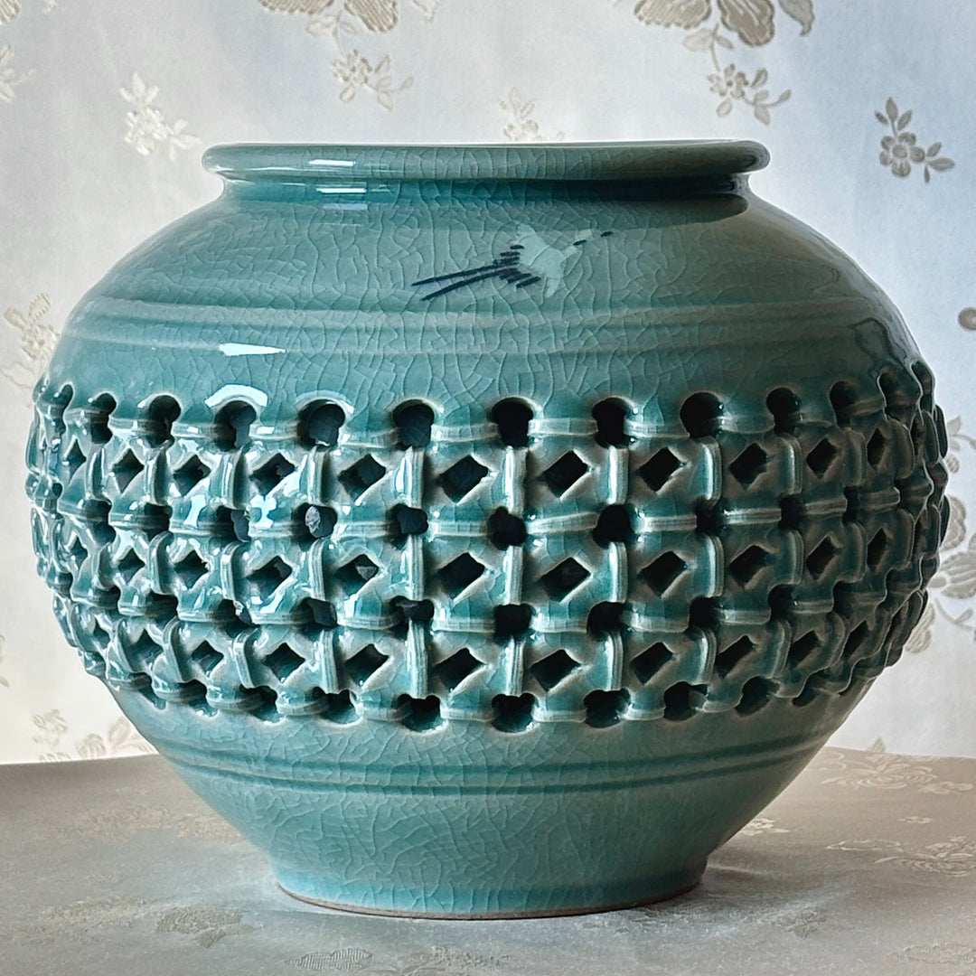 Doppelwandige durchbrochene Vase aus Seladon mit eingelegtem Kranichmuster (청자 상감 학문 이중투각 호)