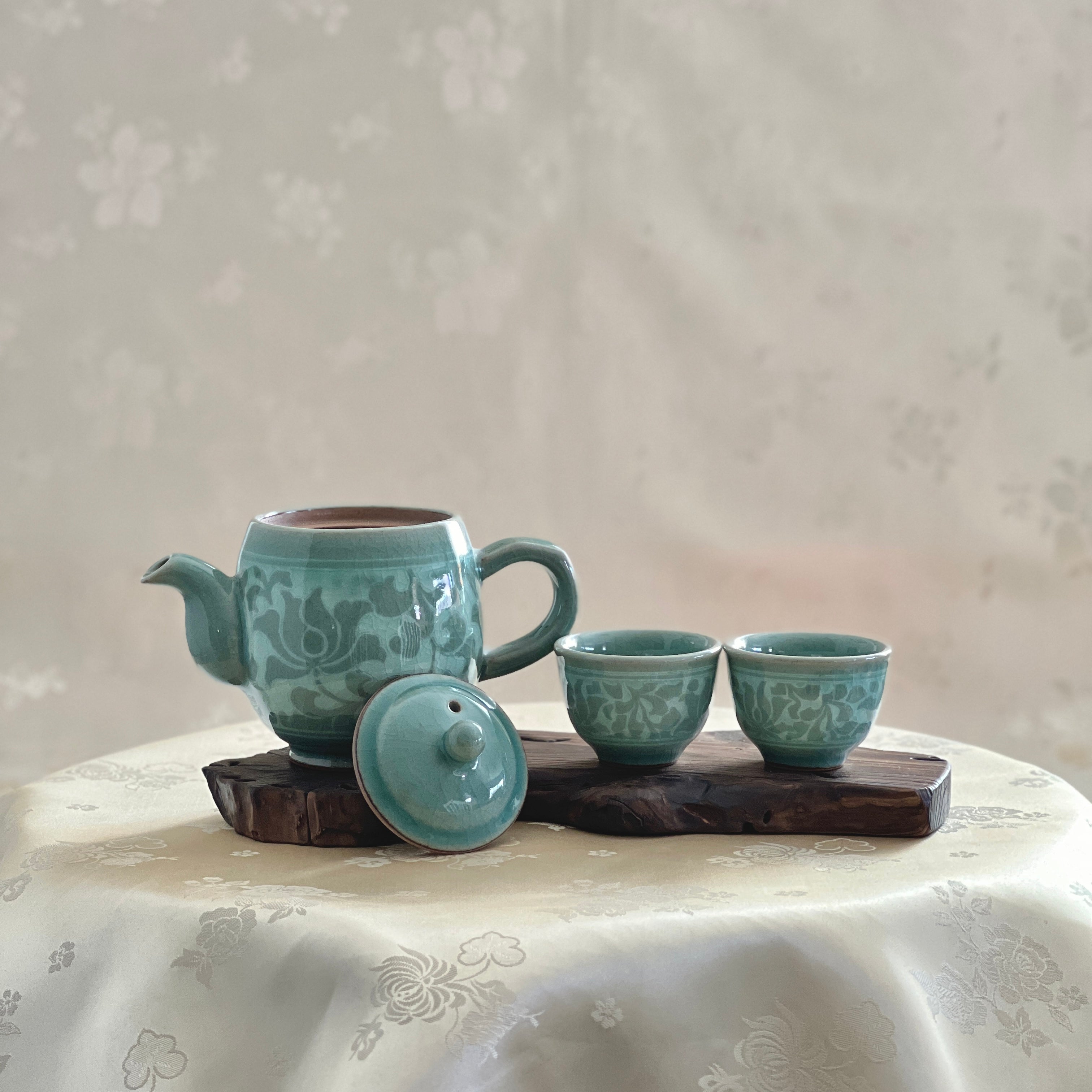 teapot and two cups