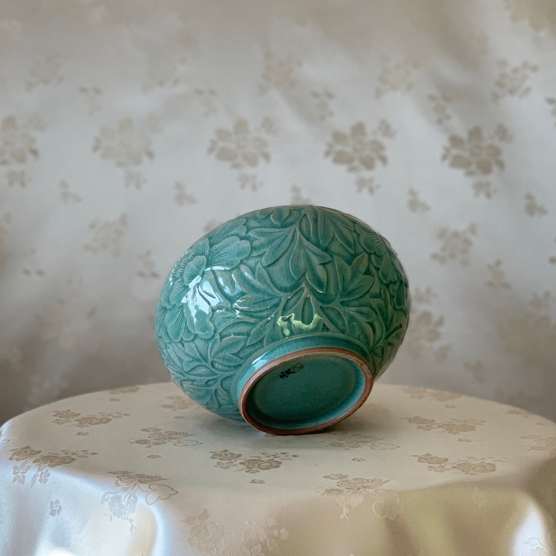 Celadon-Vase mit geprägtem Pfingstrosenmuster (청자 양각 목단문 호)