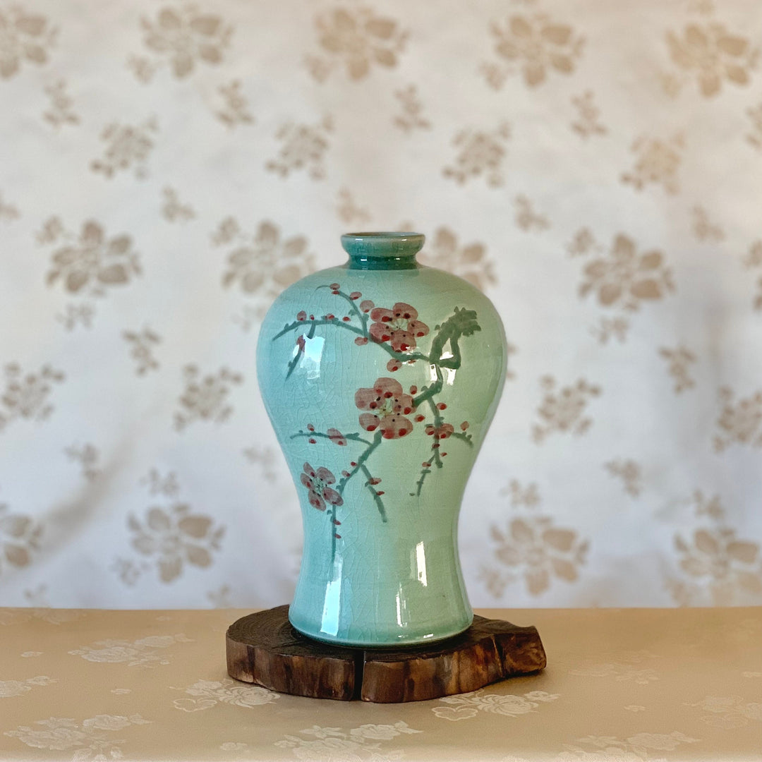 White Celadon Vase with Inlaid Plum Blossom Pattern (청자 상감 매화문 매병)
