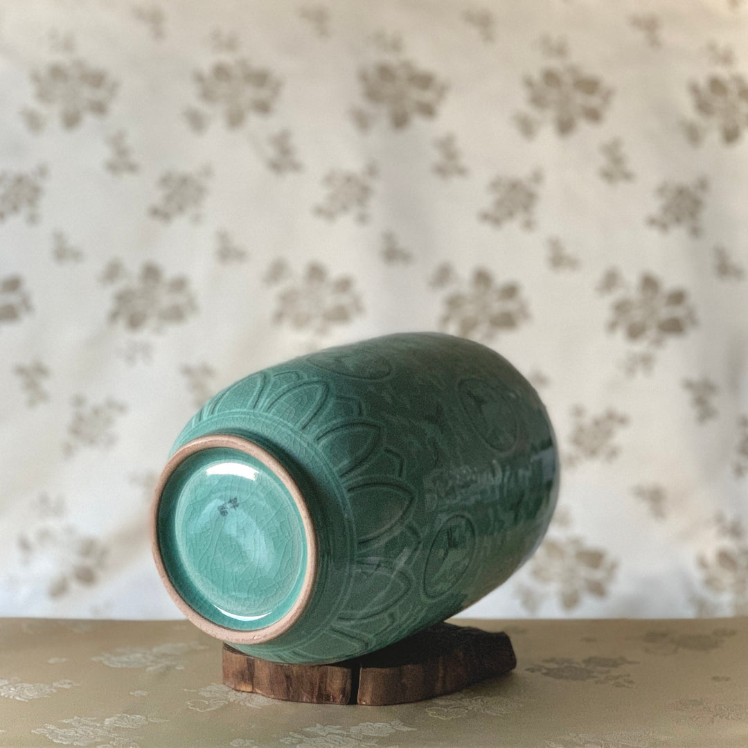 Celadon-Vase mit eingelegtem Kranich und Wolke (청자 상감 운학문 통형 병)