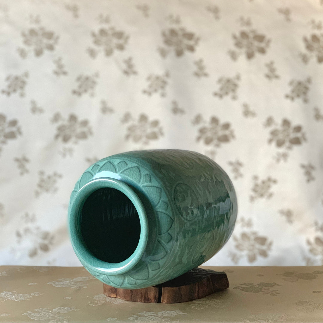 Celadon-Vase mit eingelegtem Kranich und Wolke (청자 상감 운학문 통형 병)