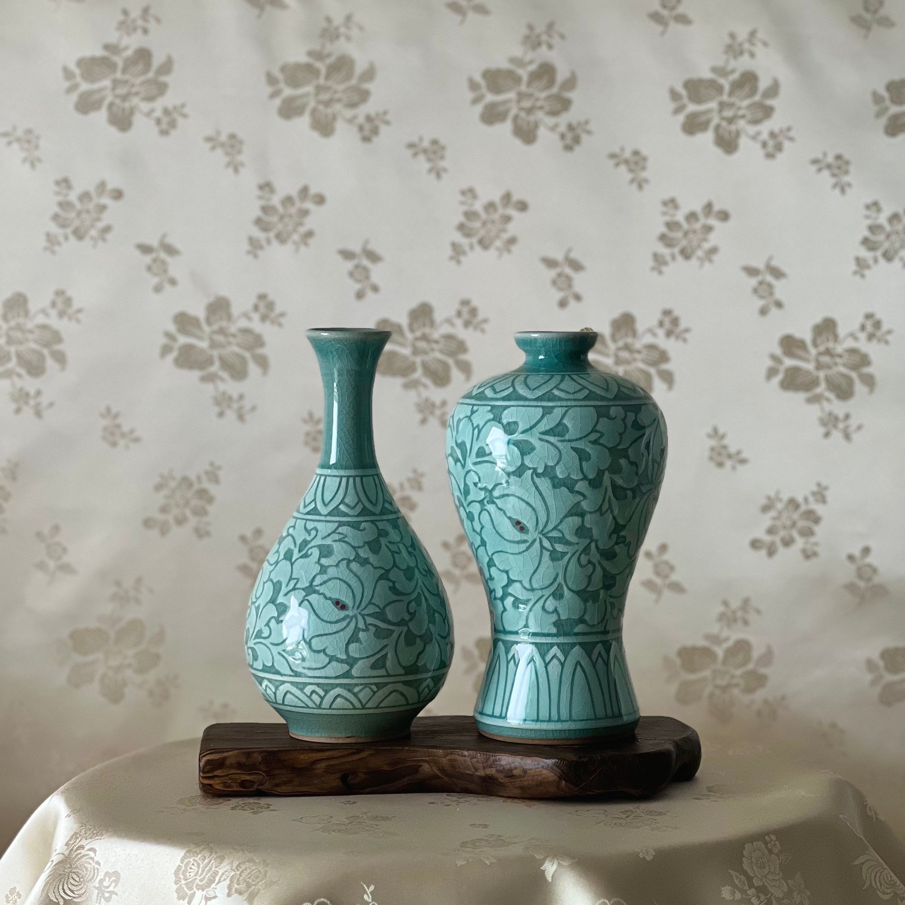 美しい韓国の伝統的な唐草模様の青磁花瓶セット – ArtinKo