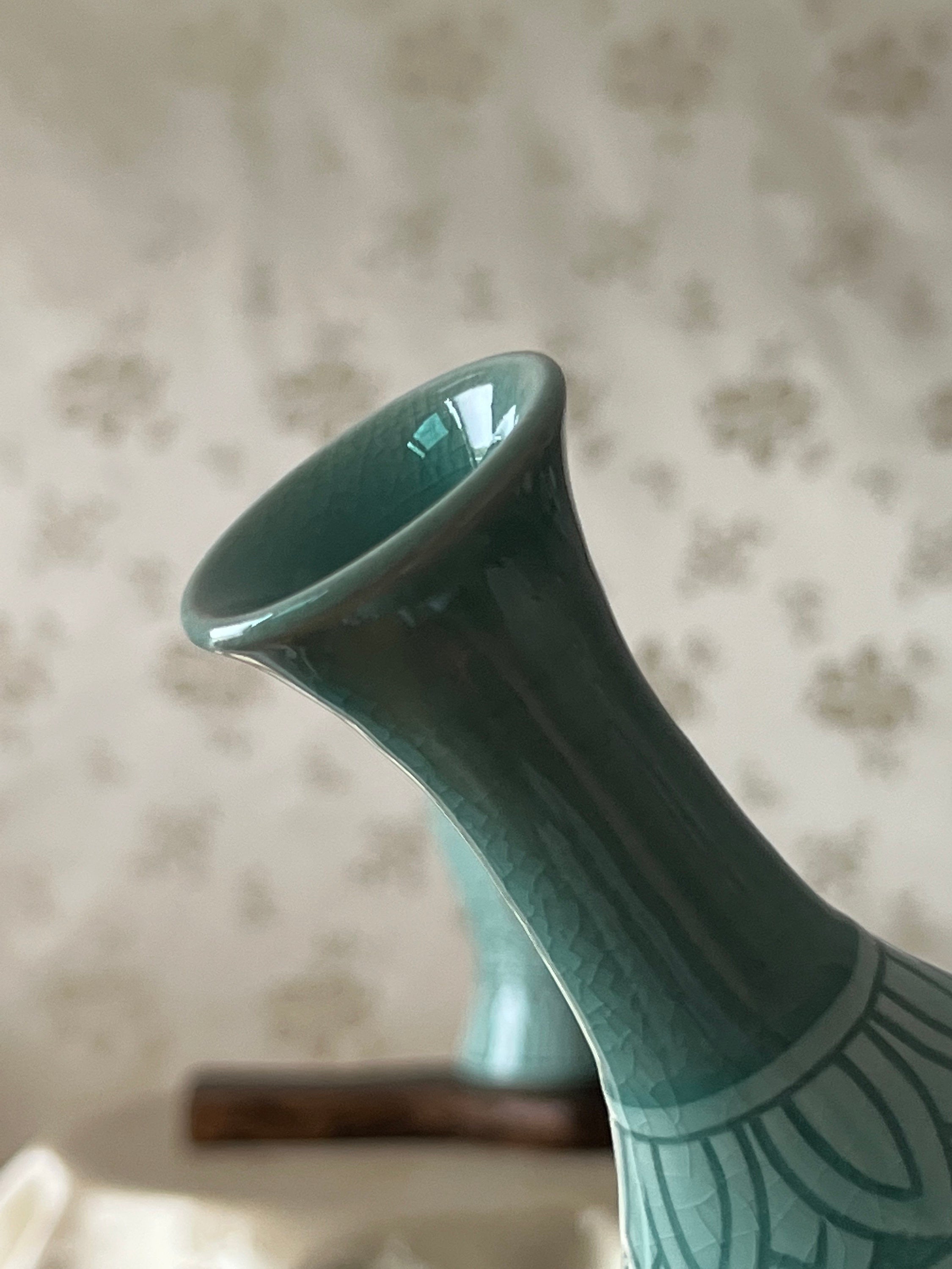 美しい韓国の伝統的な唐草模様の青磁花瓶セット – ArtinKo